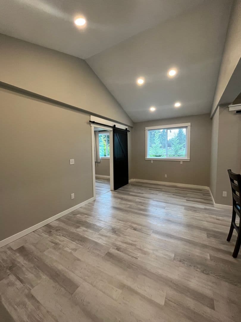 Eugene Apartment: 1625 River Loop 1