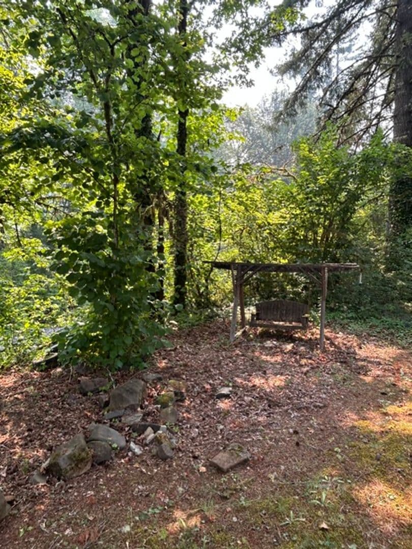 Marcola House: 93089 Marcola Rd