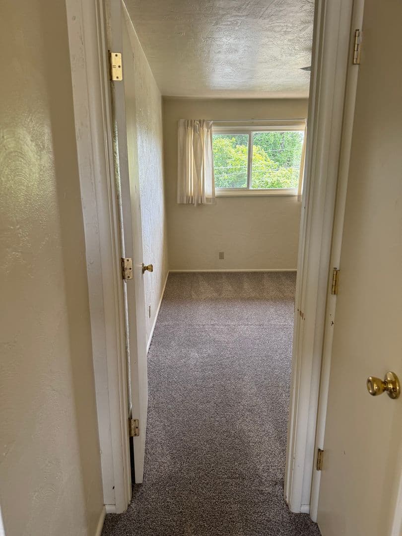 Eugene House: 325 W 14th Ave #4