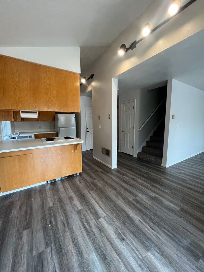 Springfield House: 6897 Thurston Rd