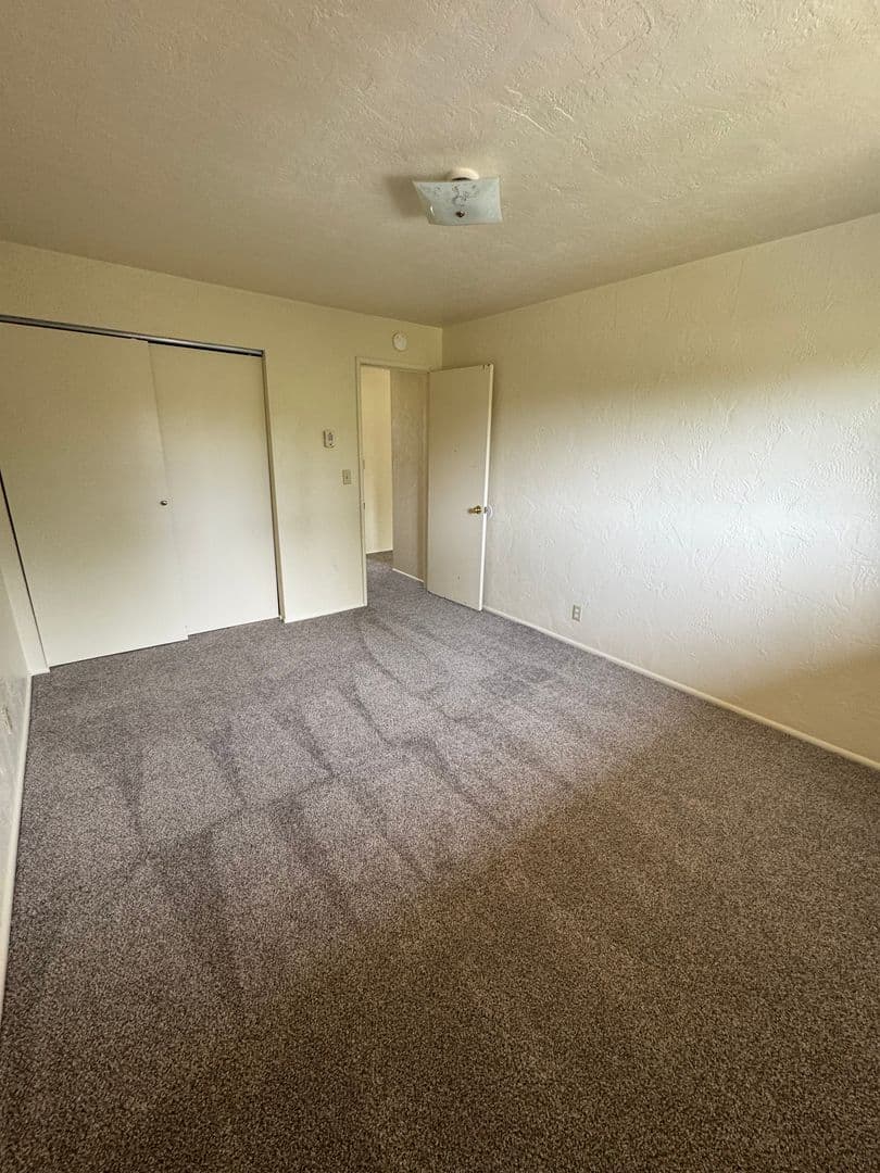Eugene House: 325 W 14th Ave #4