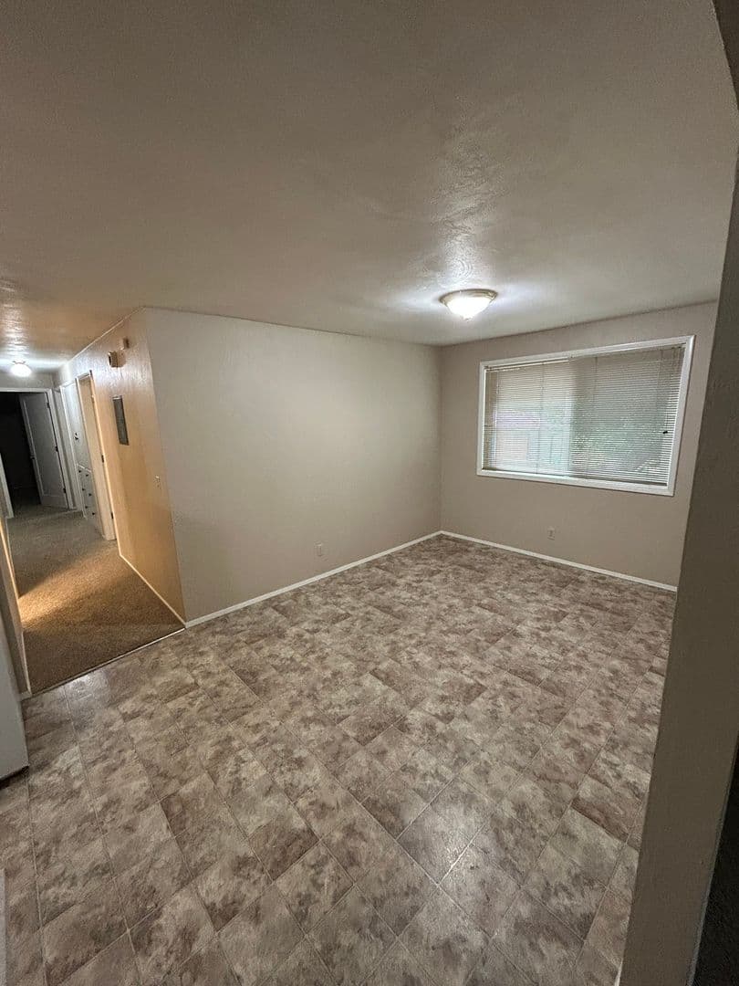 Eugene Apartment: 1945 Kincaid St.