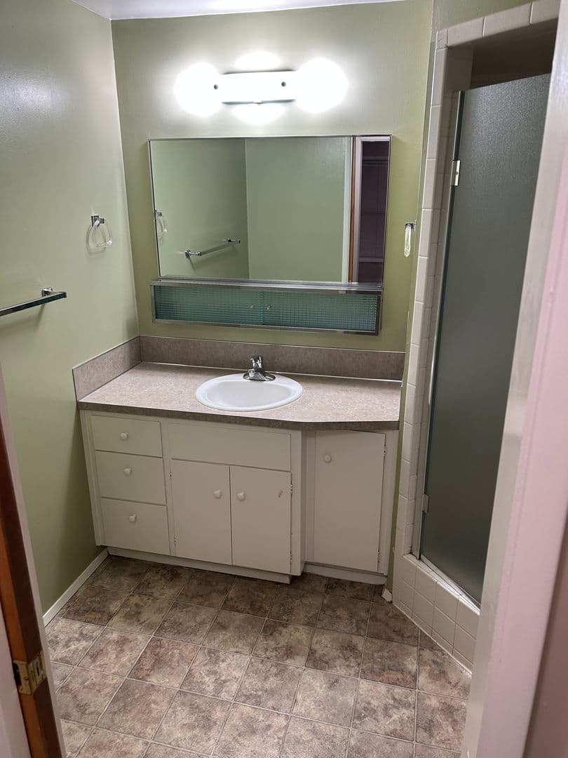 Eugene Apartment: 1945 Kincaid St.