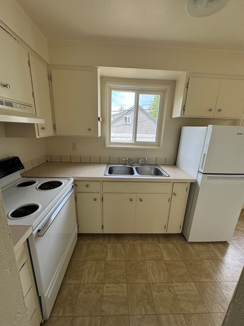 Eugene House: 325 W 14th Ave #4