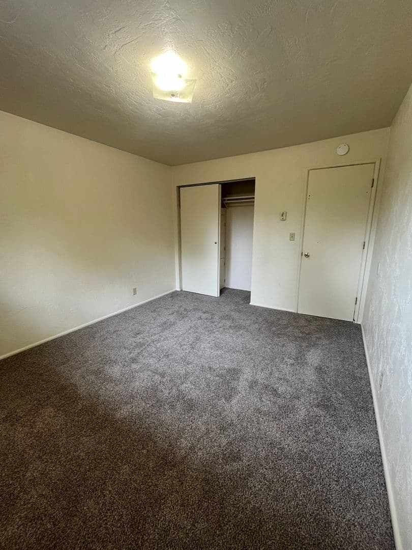 Eugene House: 325 W 14th Ave #4