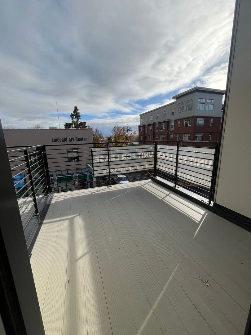 Springfield Apartment: 118 5th St.