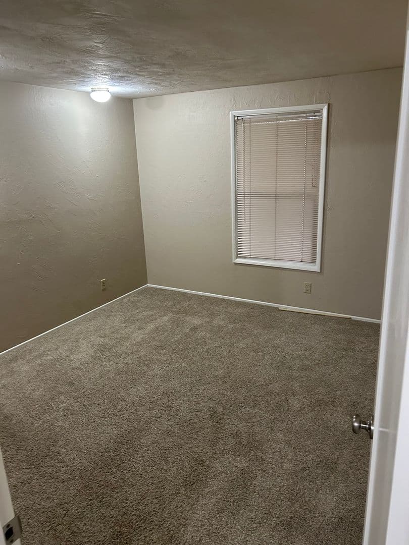Eugene Apartment: 1945 Kincaid St.