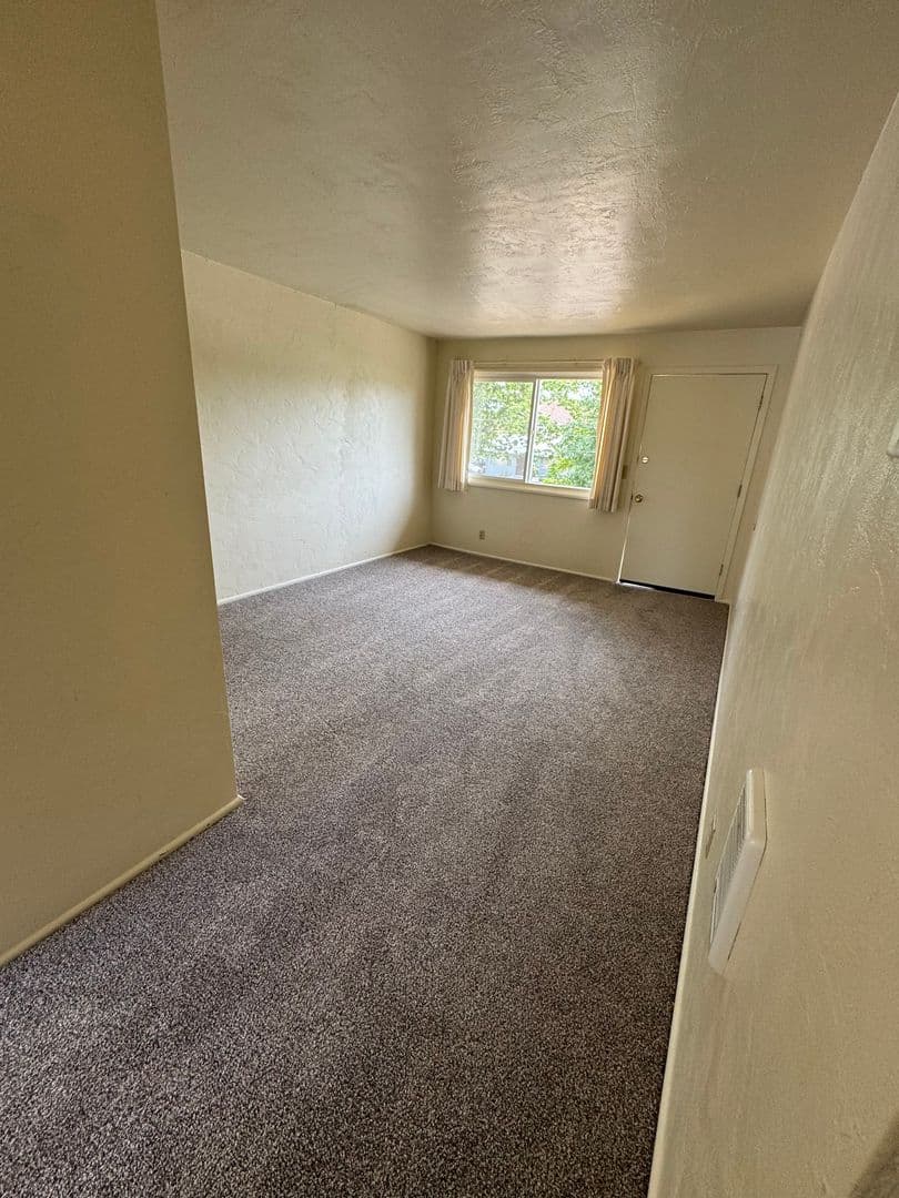 Eugene House: 325 W 14th Ave #4