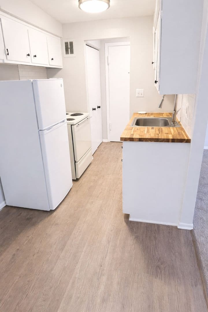 Cleveland Apartment: 14411 Triskett Rd