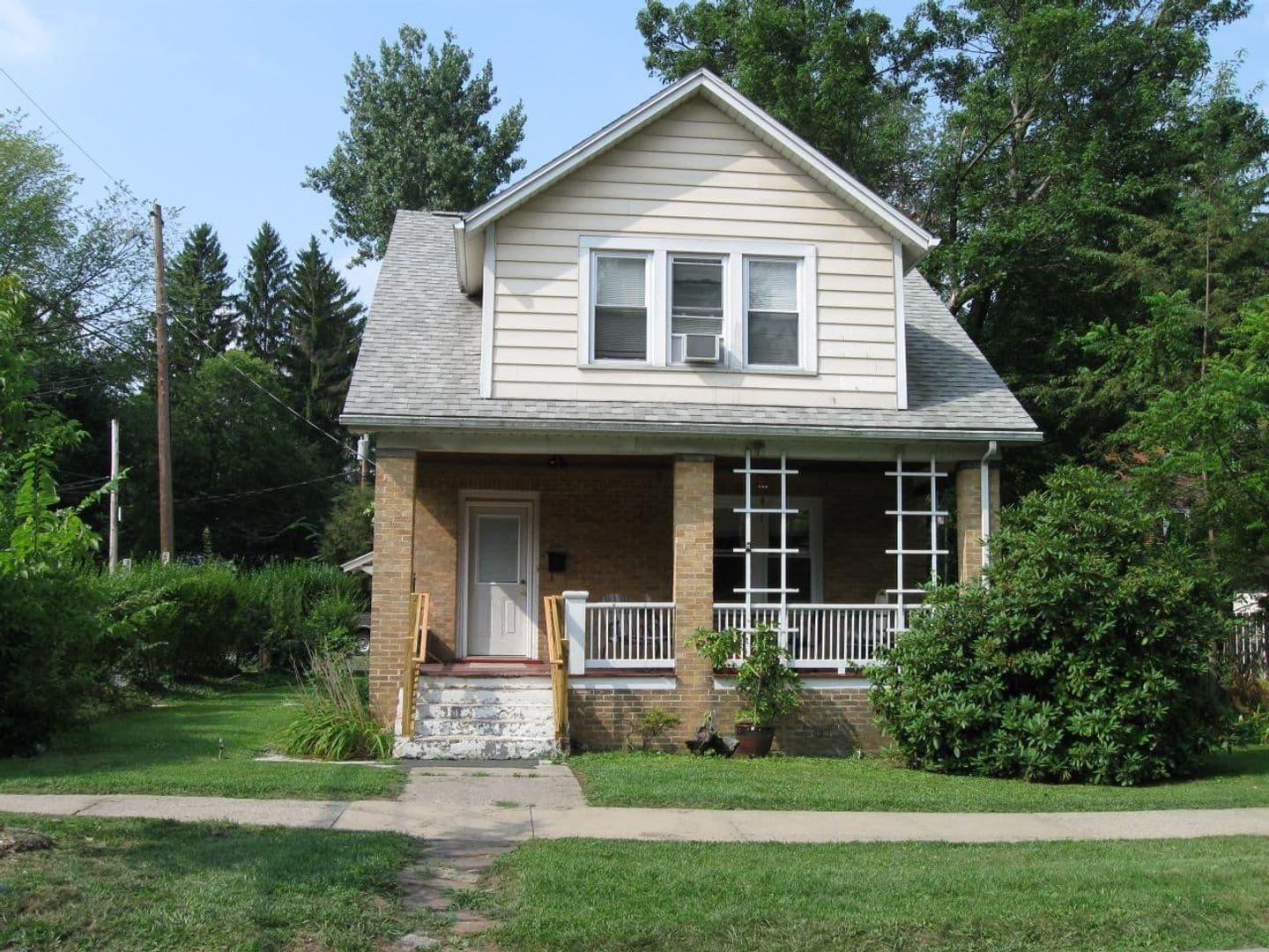 State College House: 520 N. Holmes St.