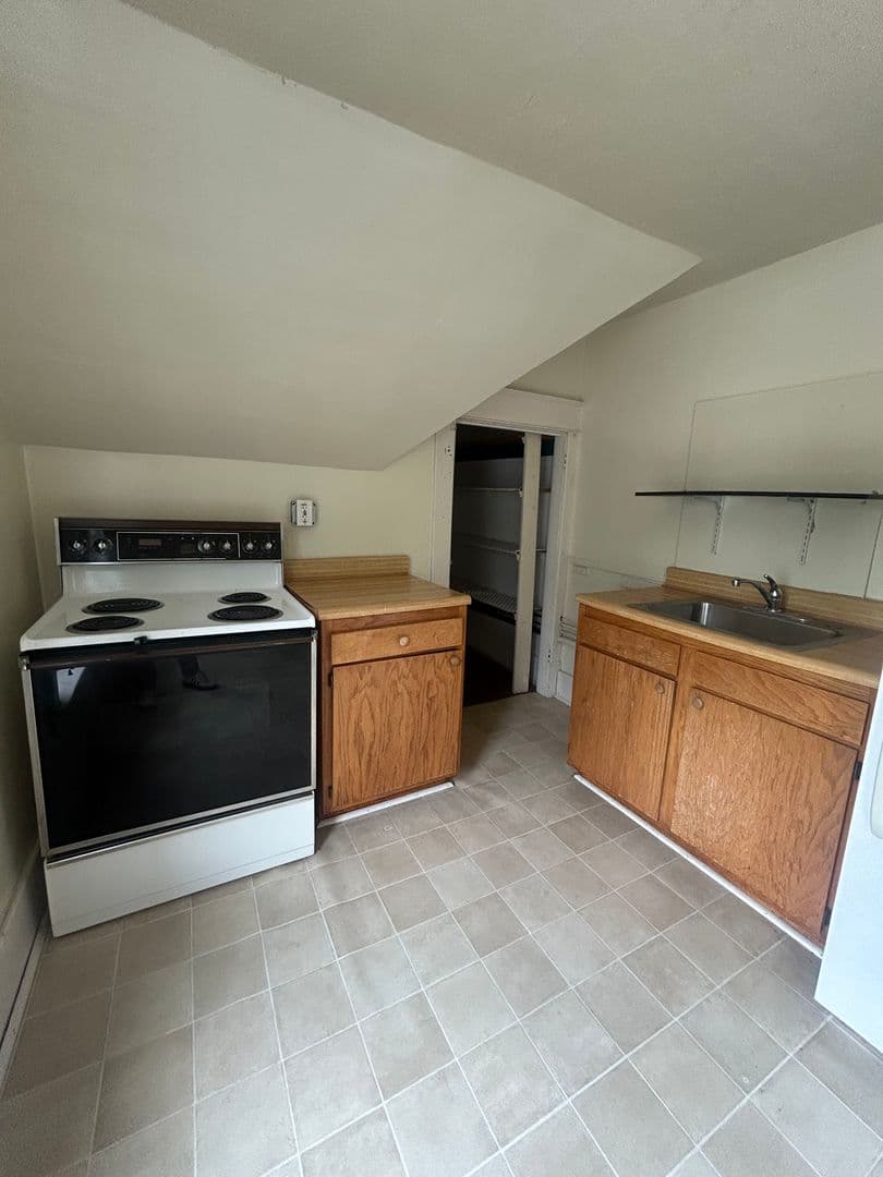 State College Apartment: 426 S. Atherton St. Upper