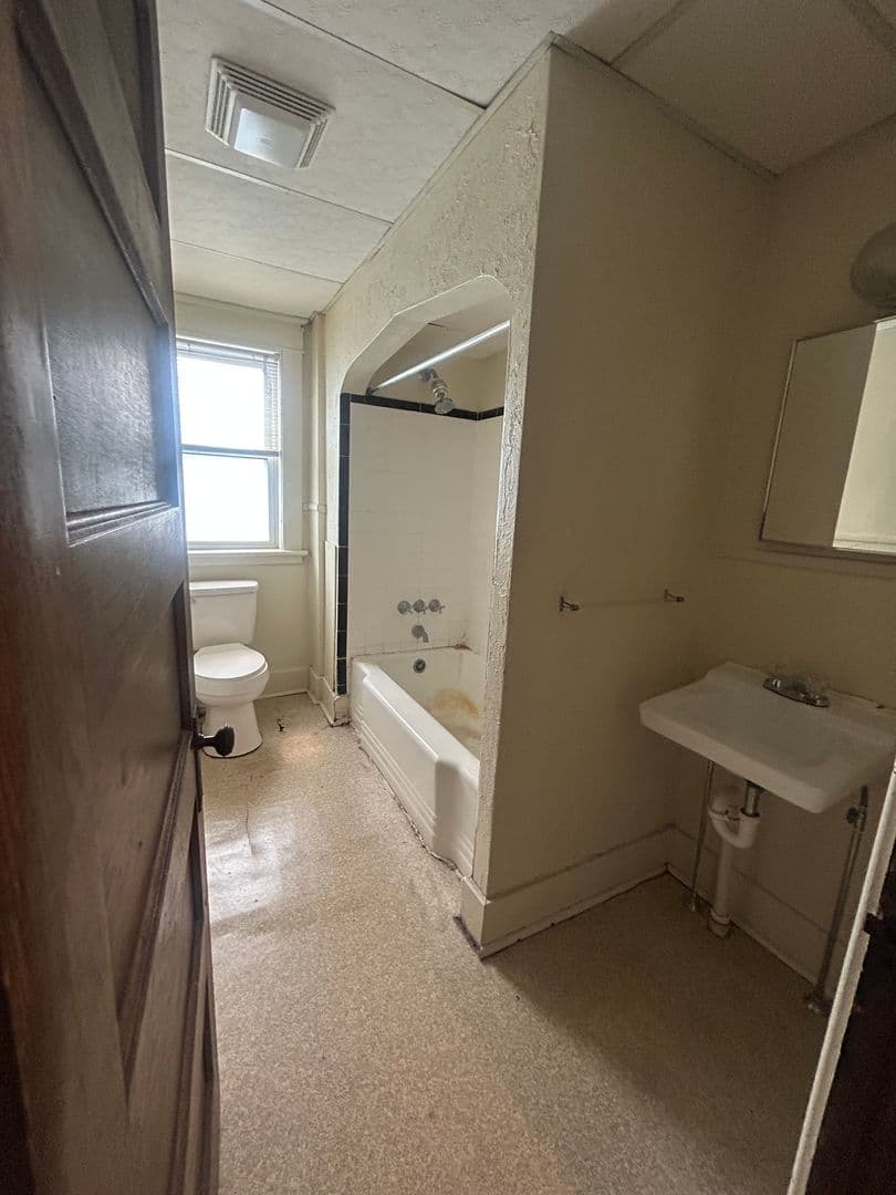 State College Apartment: 426 S. Atherton St. Upper