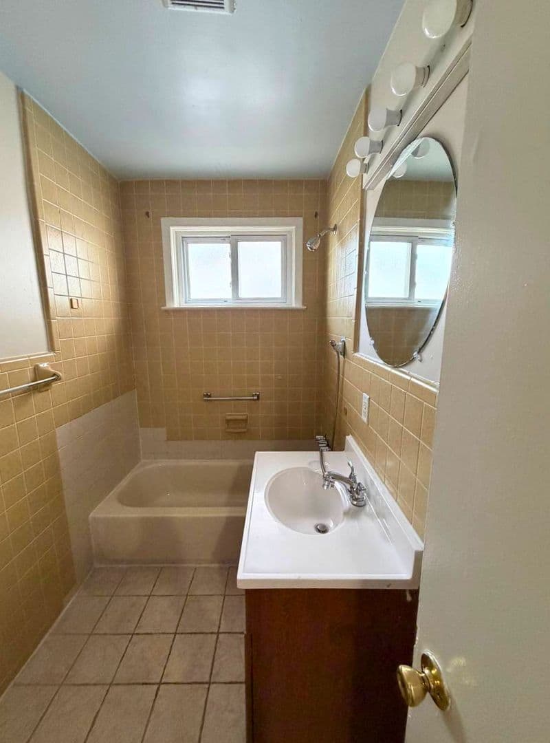 Dearborn Heights House: 5830 Whitefield St