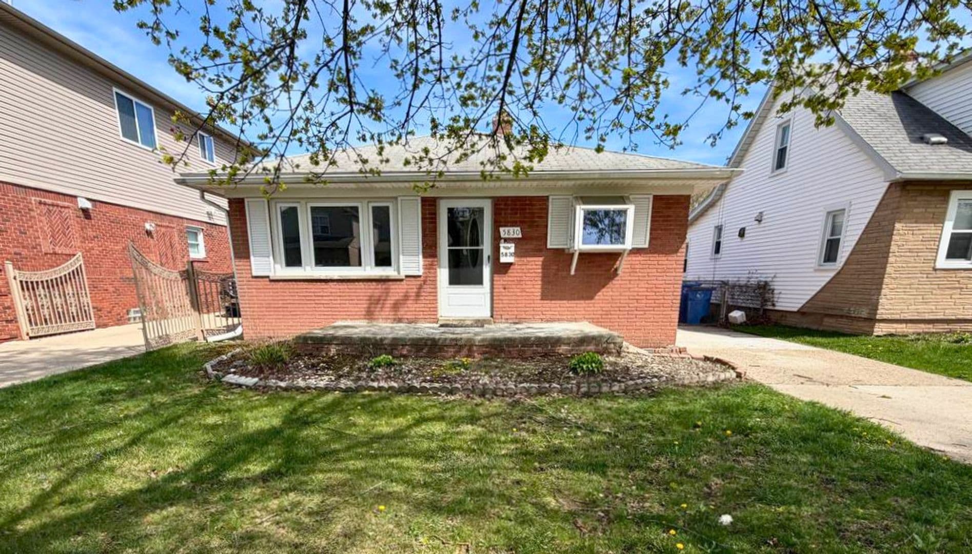Dearborn Heights House: 5830 Whitefield St