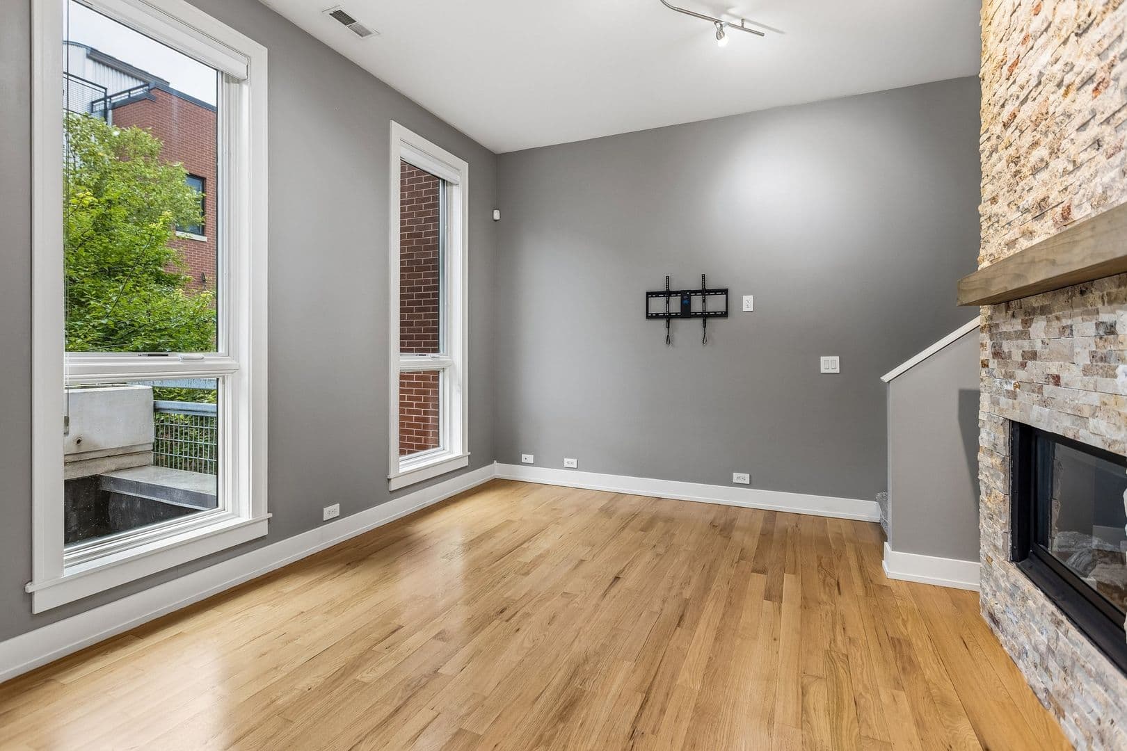 Omaha House: 1225 Leavenworth Plz