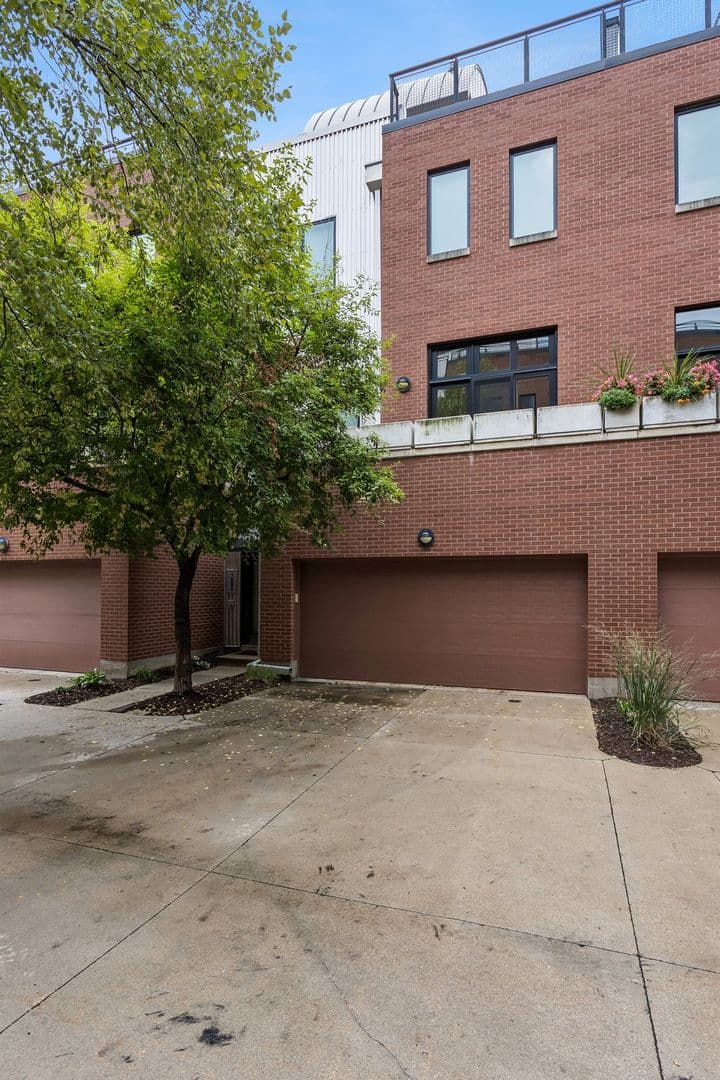 Omaha House: 1225 Leavenworth Plz