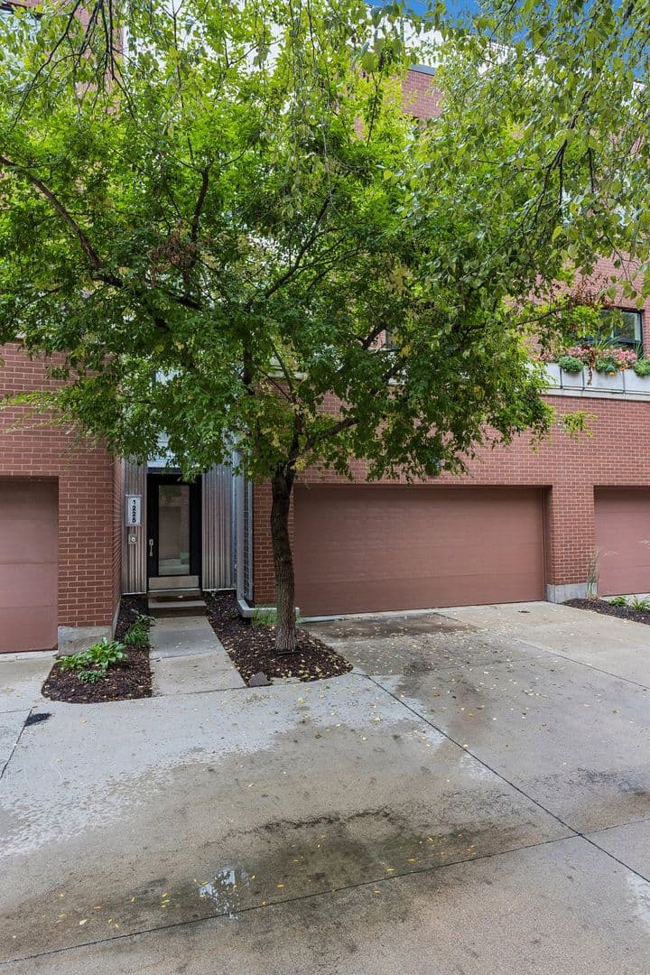 Omaha House: 1225 Leavenworth Plz