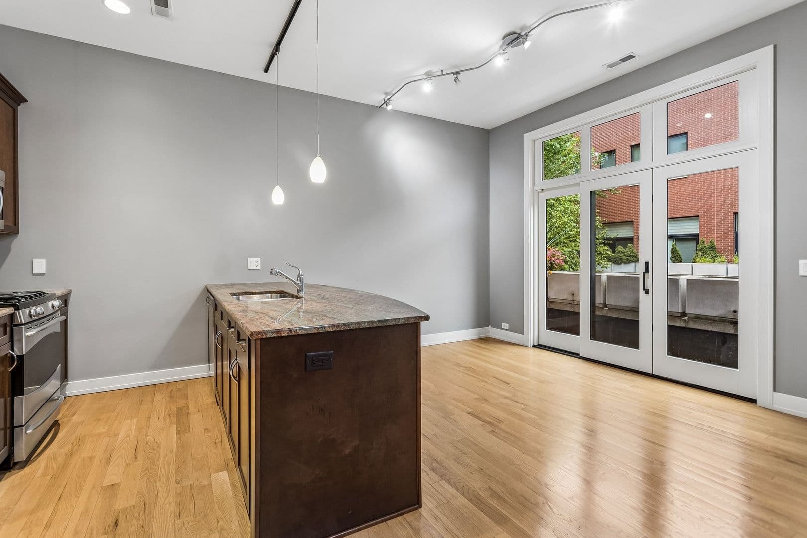 Omaha House: 1225 Leavenworth Plz