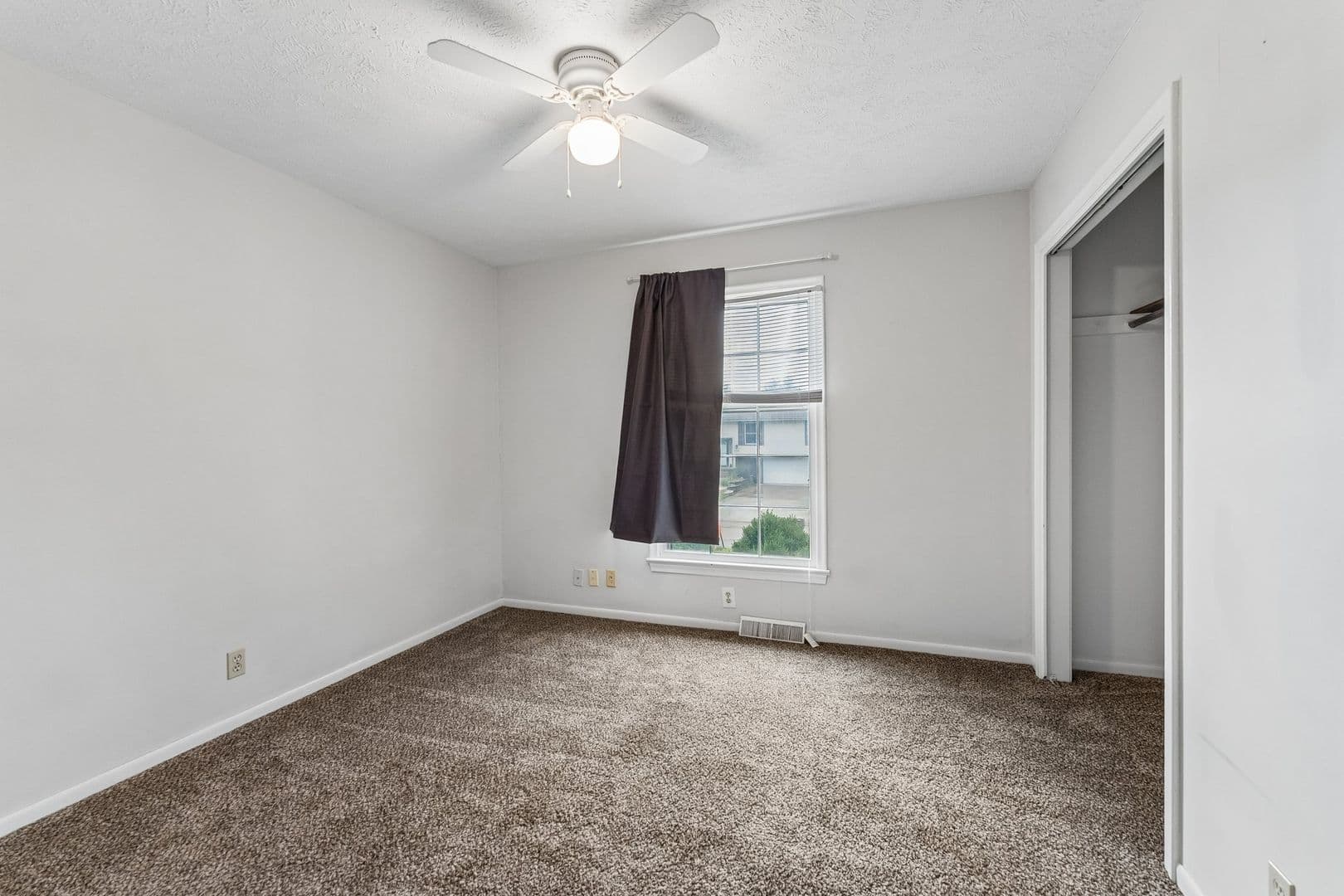 Omaha House: 2722 N 120 Ave