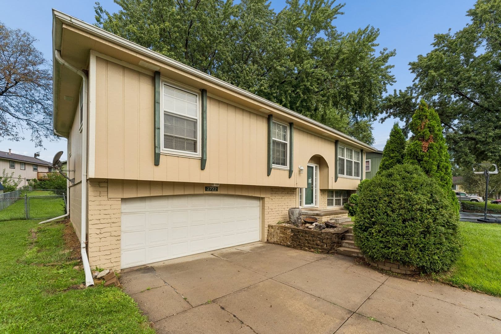 Omaha House: 2722 N 120 Ave