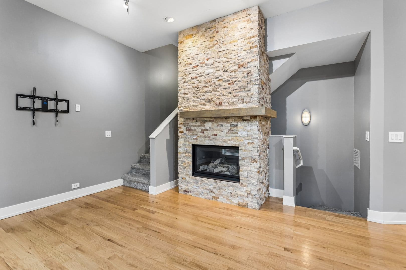 Omaha House: 1225 Leavenworth Plz