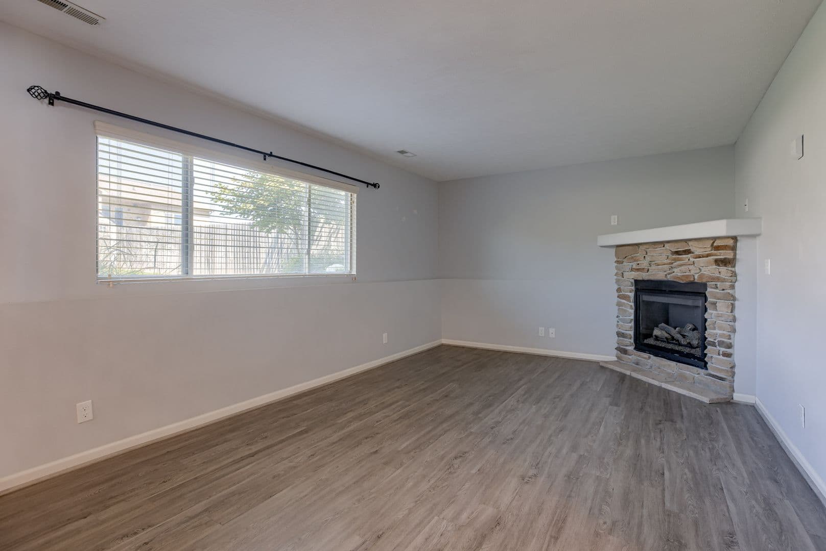 Bennington House: 8926 N 159th Ave