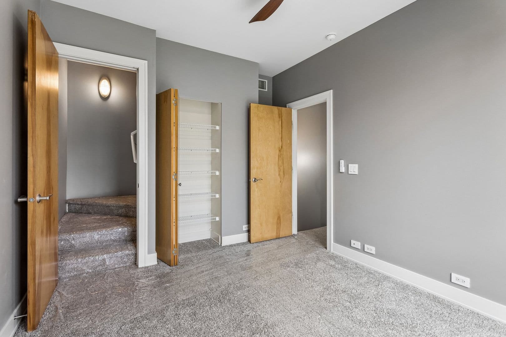 Omaha House: 1225 Leavenworth Plz