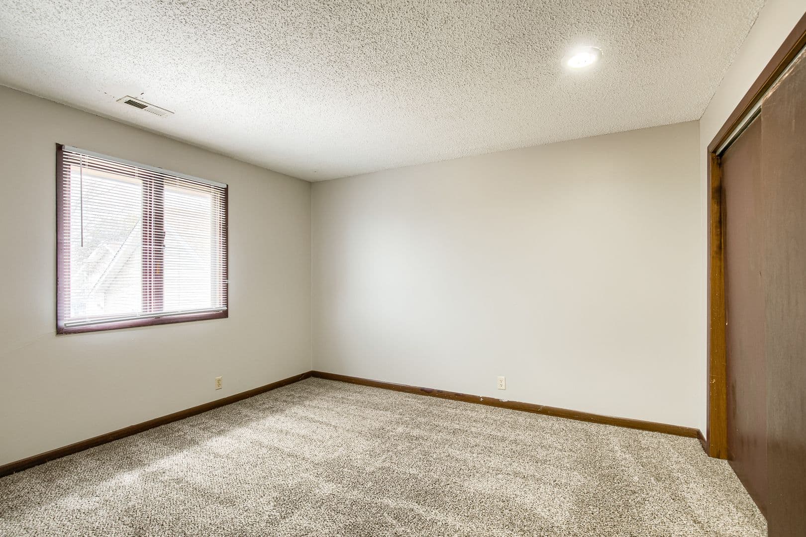 Lincoln Apartment: 2635 N 42nd St