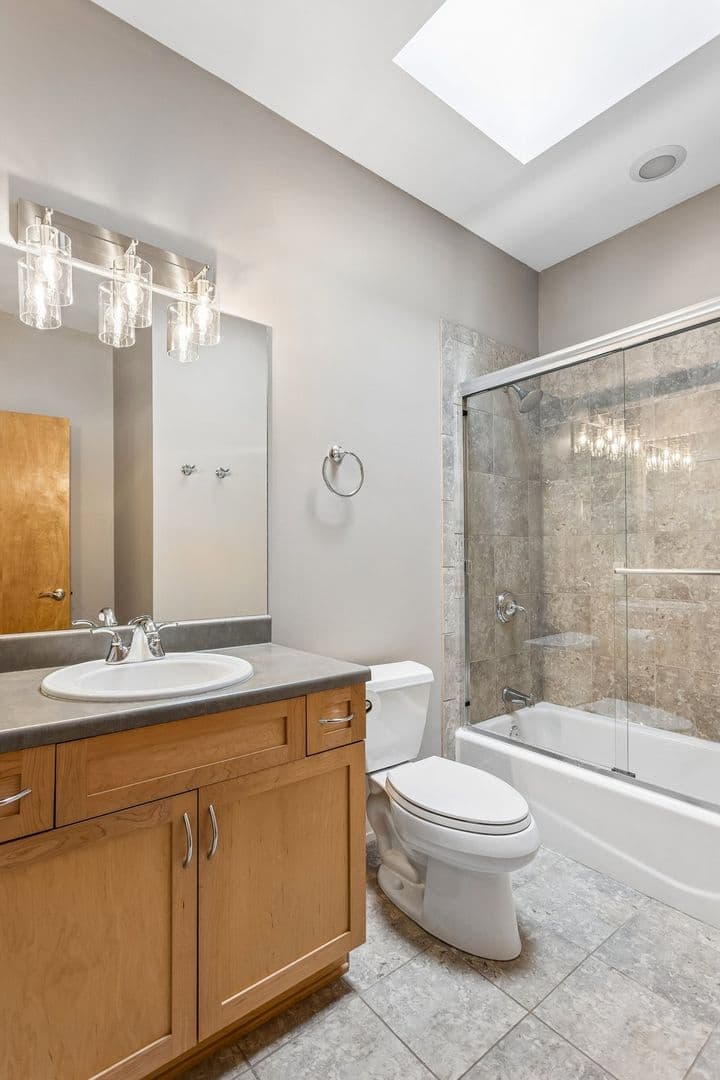 Omaha House: 1225 Leavenworth Plz