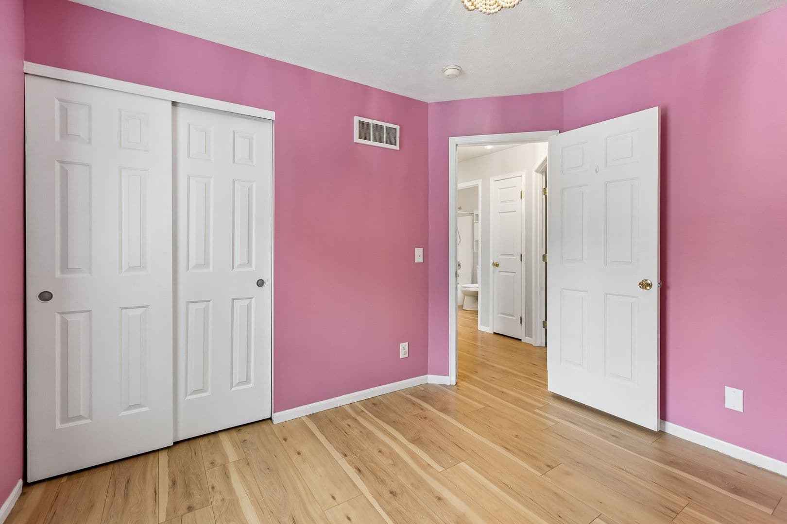 Omaha House: 17615 Olive St