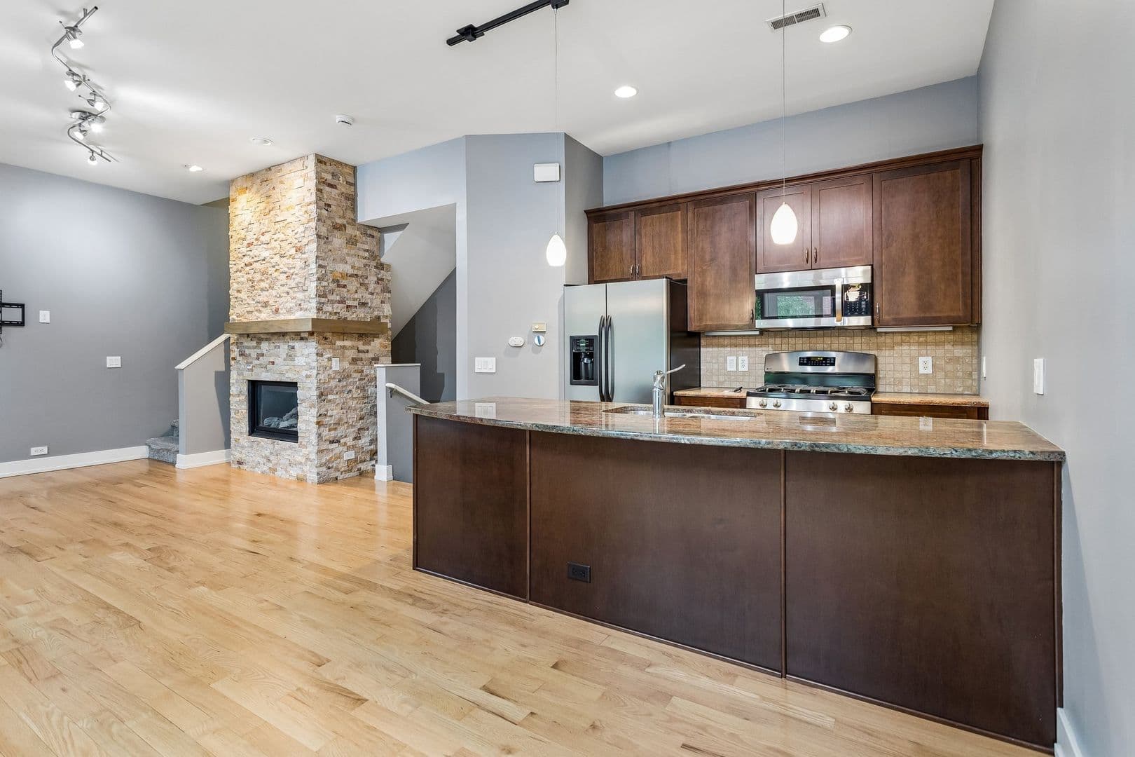 Omaha House: 1225 Leavenworth Plz