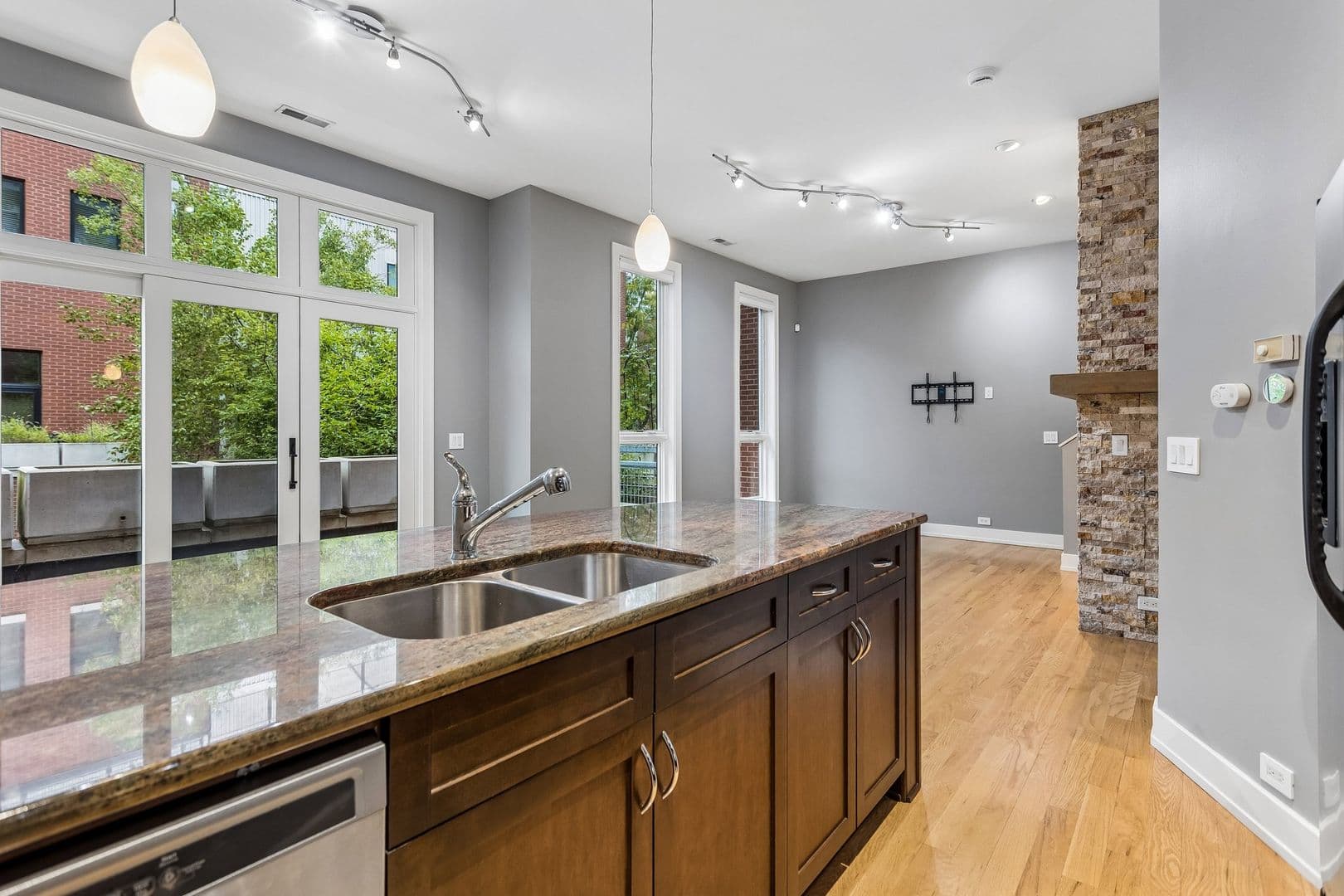 Omaha House: 1225 Leavenworth Plz