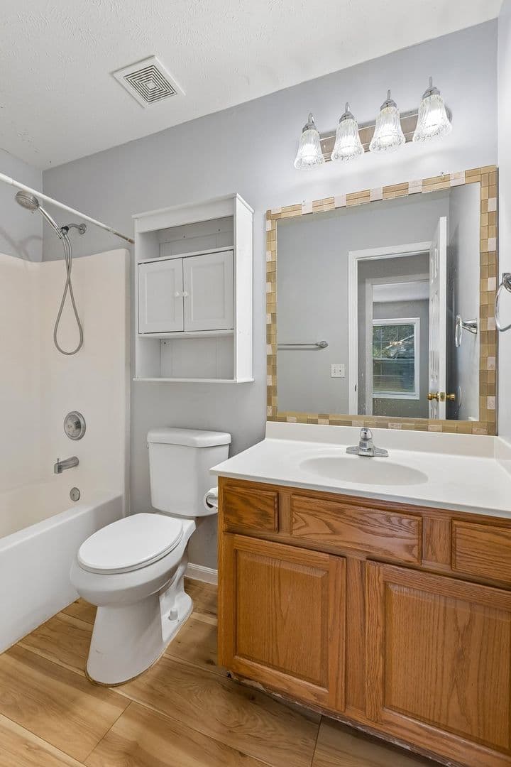 Omaha House: 17615 Olive St