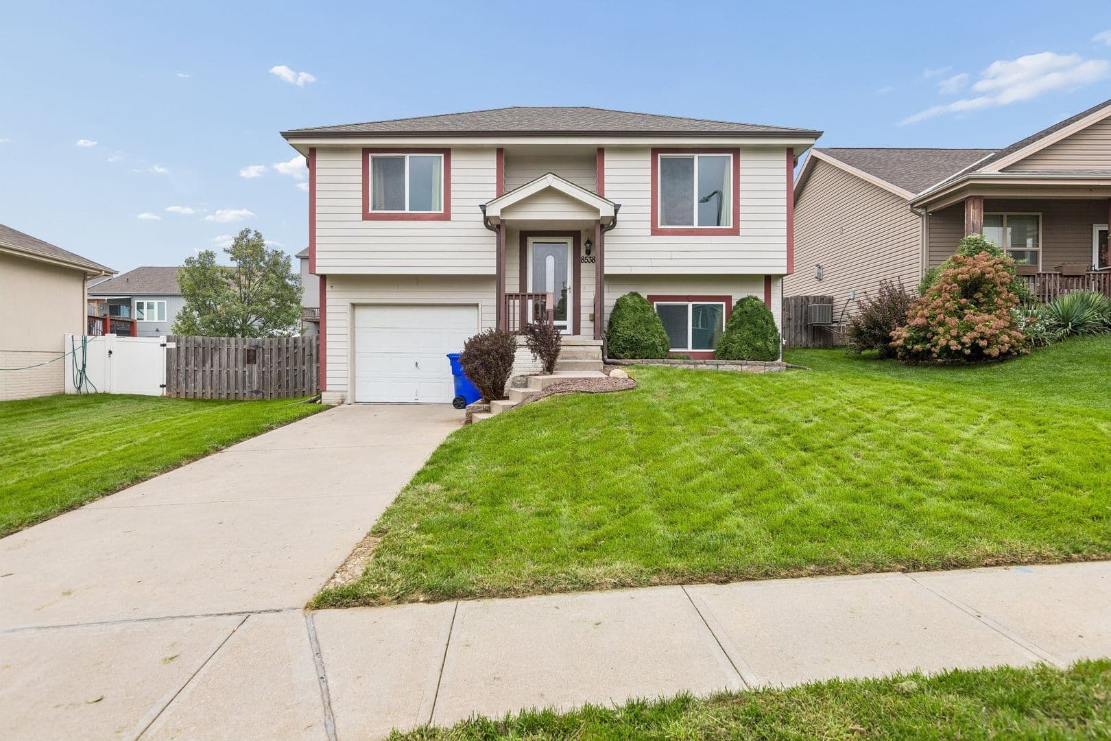 Omaha House: 8538 Sheffield St.