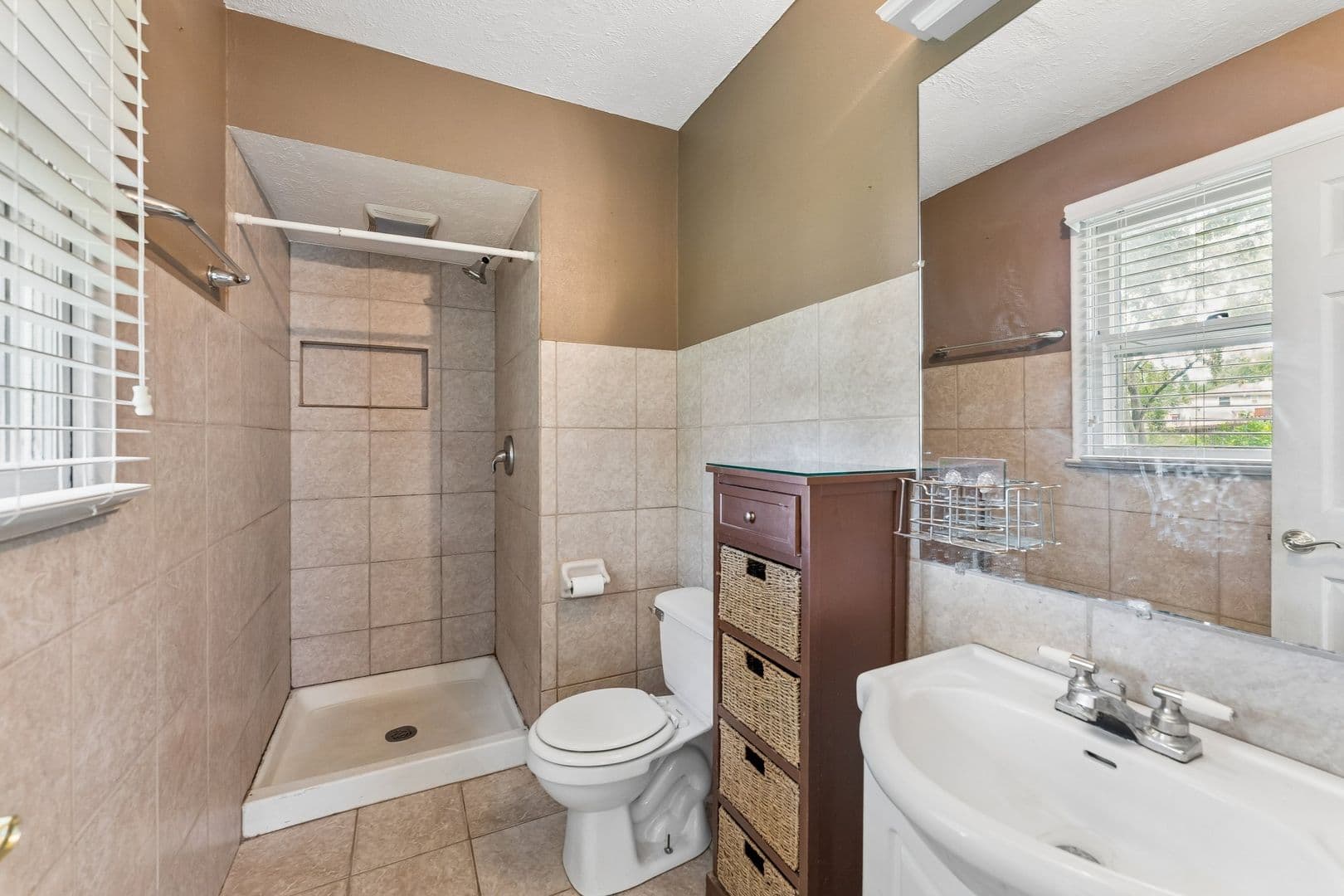Omaha House: 2722 N 120 Ave