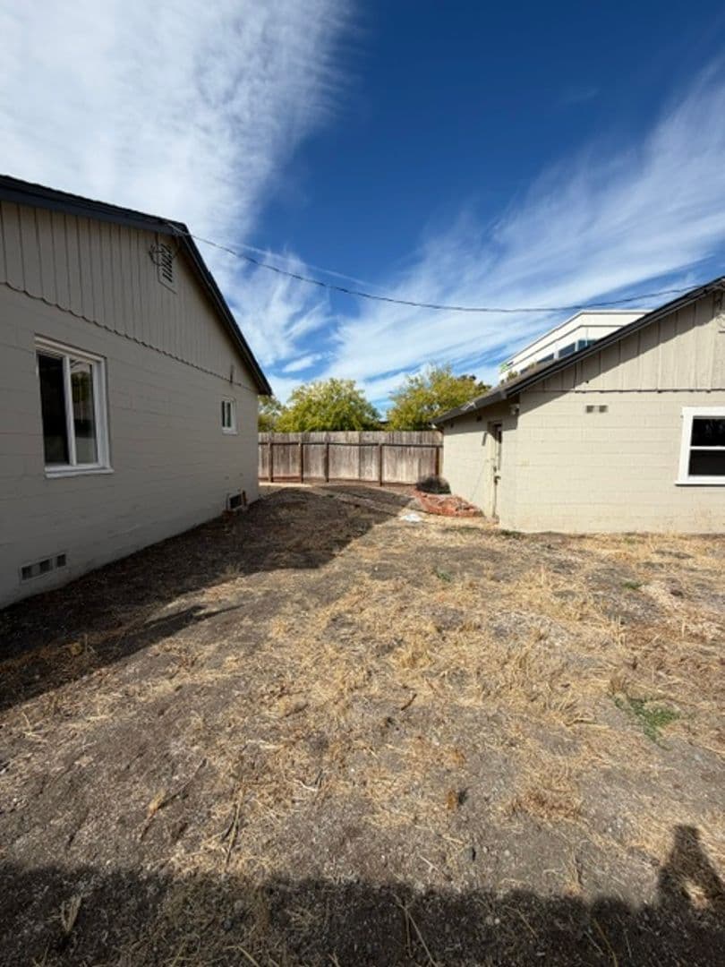 Santa Rosa House: 435 Russell Ave