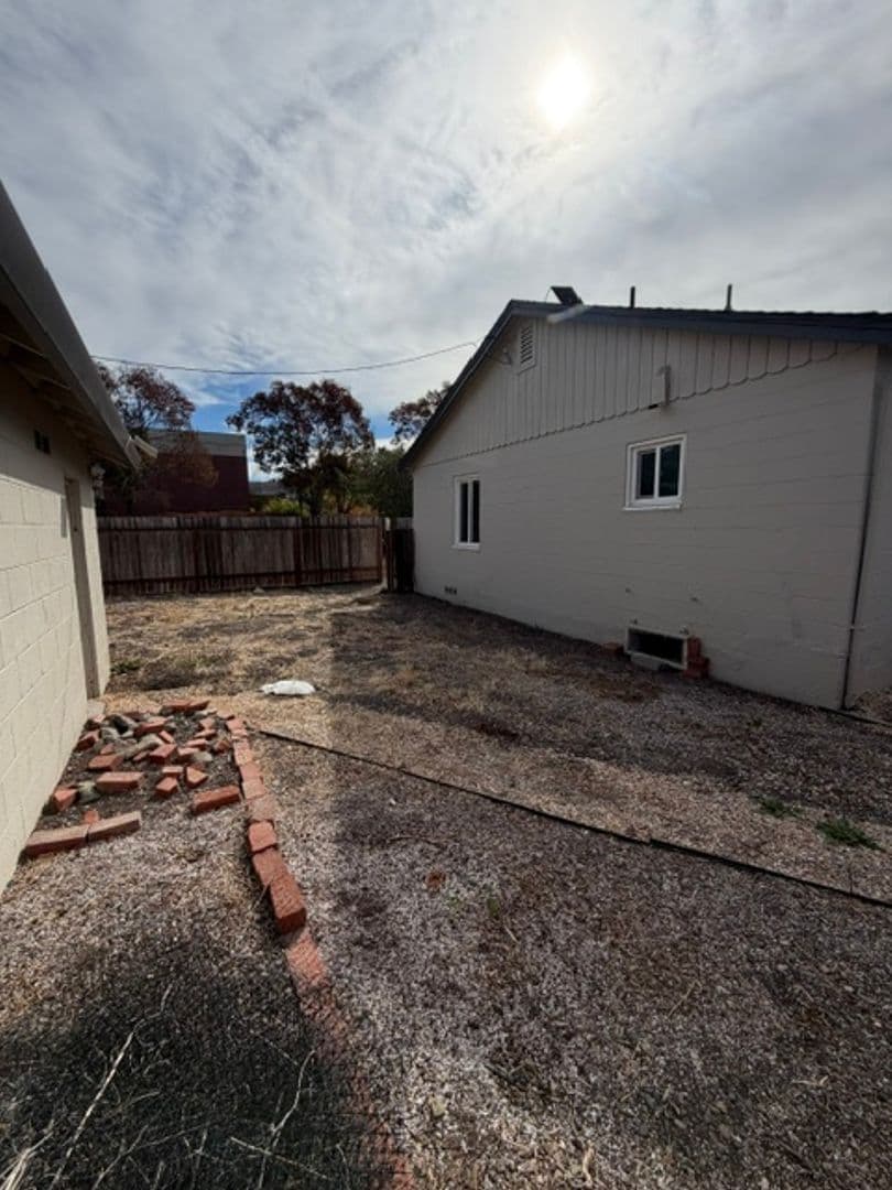 Santa Rosa House: 467 Russell Ave
