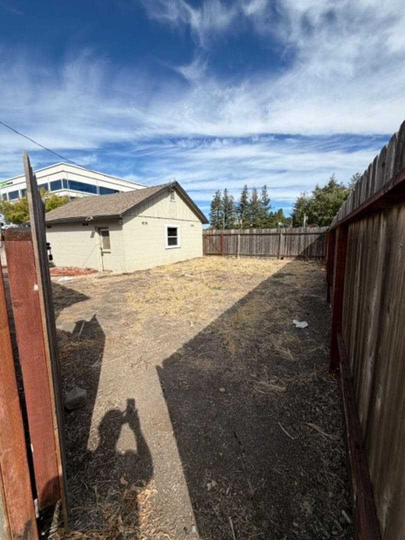Santa Rosa House: 467 Russell Ave