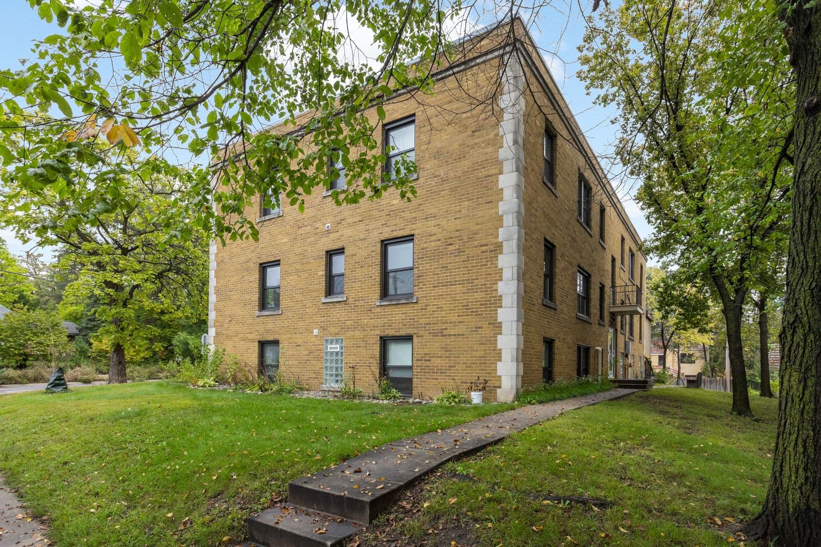 Minneapolis Apartment: 2825 Cedar Lake Parkway