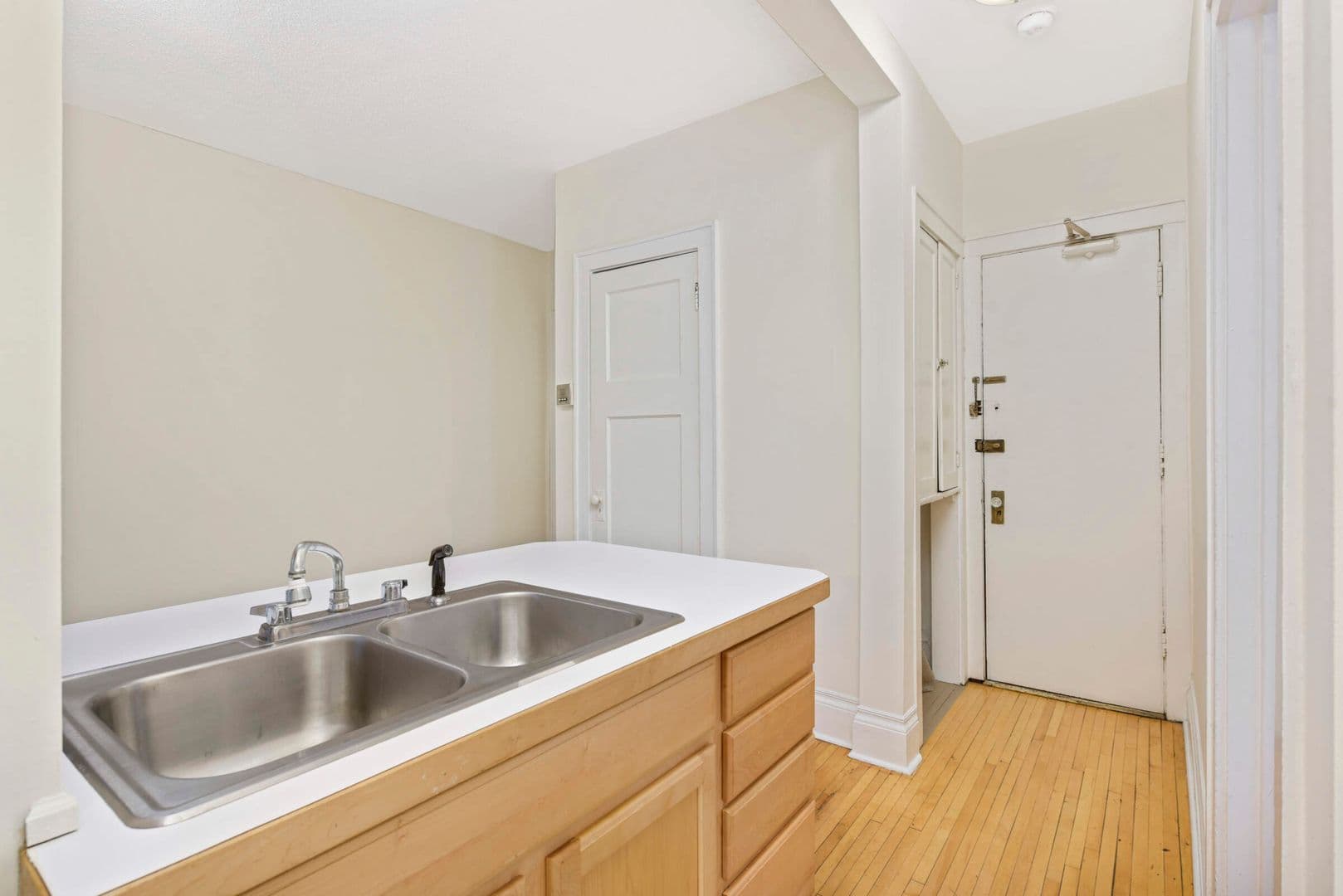 Minneapolis Apartment: 2871 Irving Avenue South
