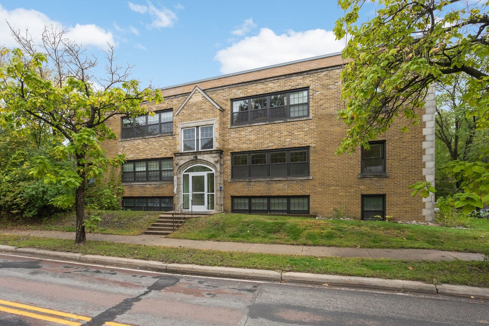 Minneapolis Apartment: 2825 Cedar Lake Parkway