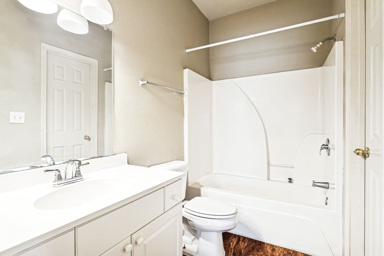 Waveland Apartment: 102 Royal St.