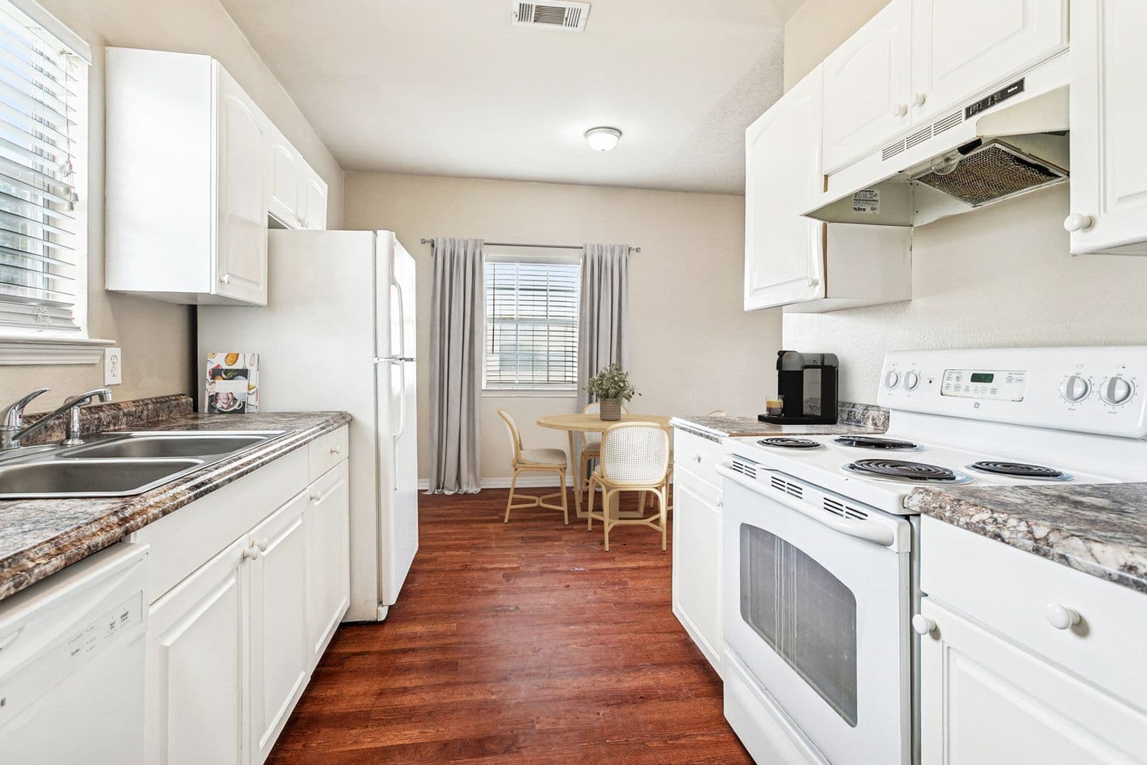 Waveland Apartment: 102 Royal St.