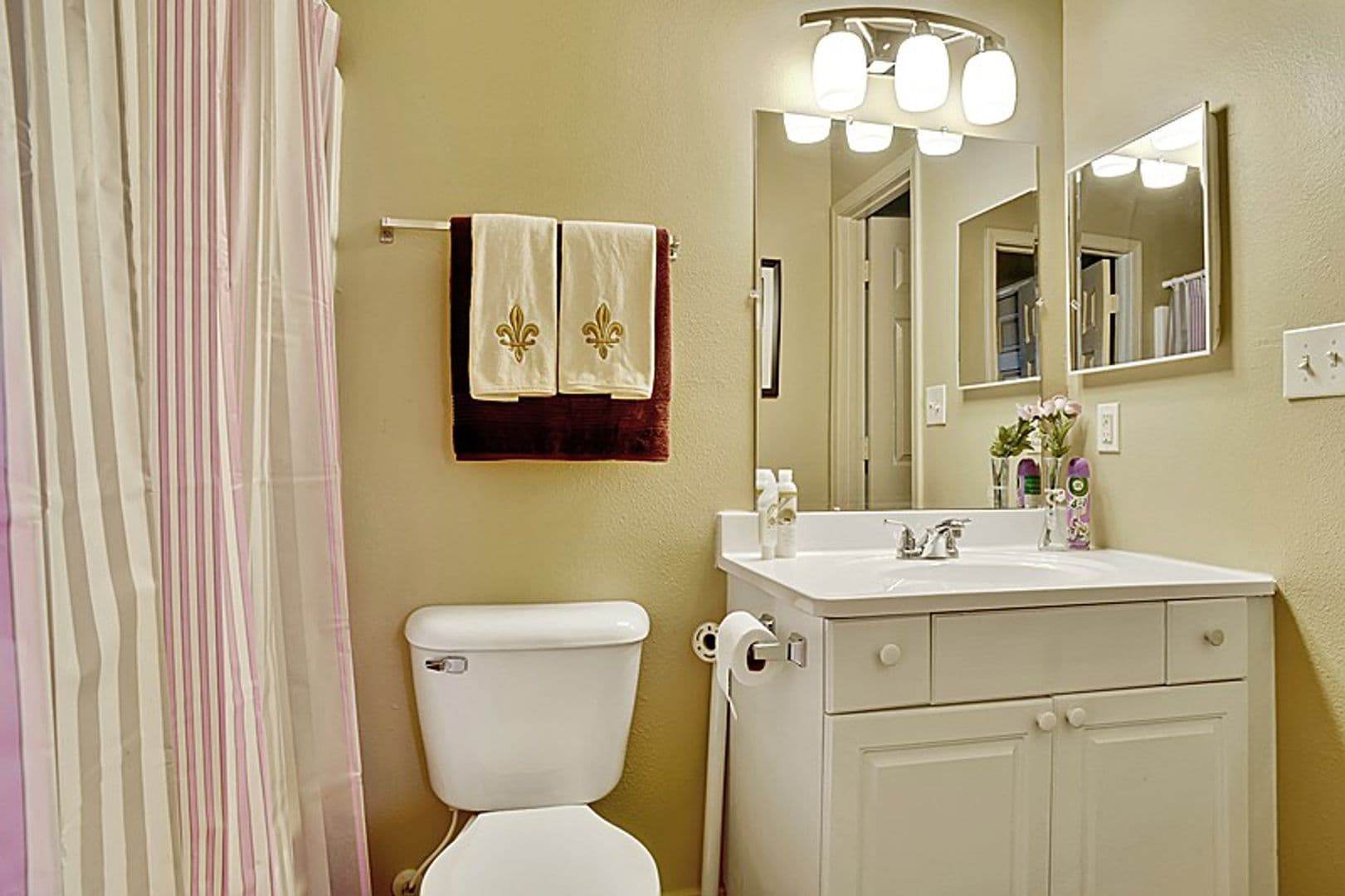 Waveland Apartment: 102 Royal St. - 2 Bedroom