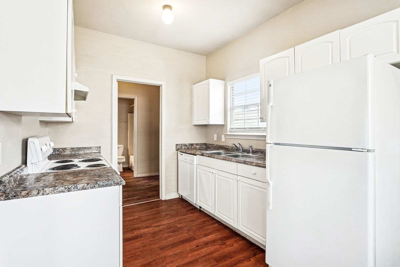Waveland Apartment: 102 Royal St.