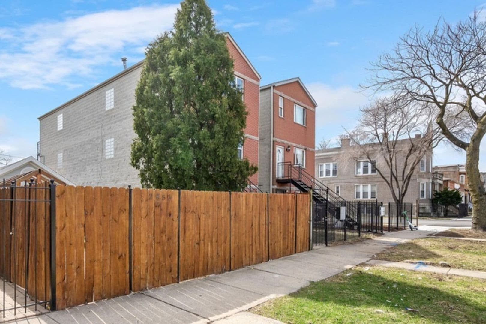 Chicago Townhome: 2855 W Arthington St