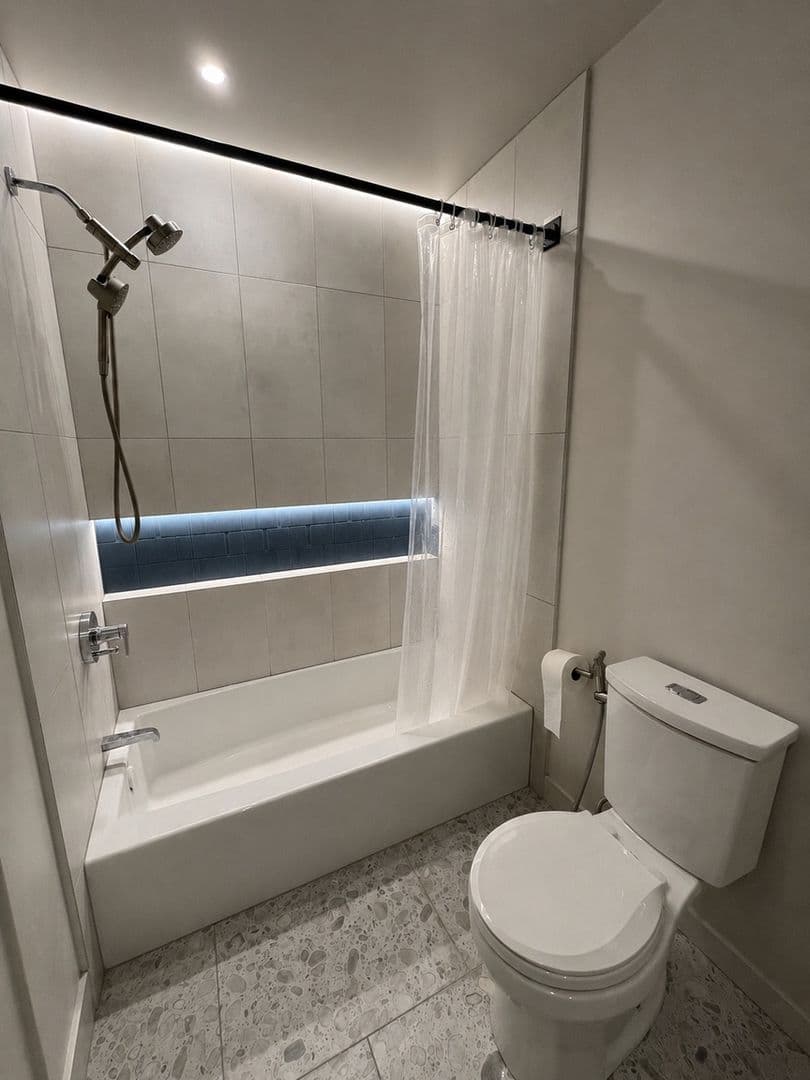 Washington Condo: 54 Hawthorne Ct NE