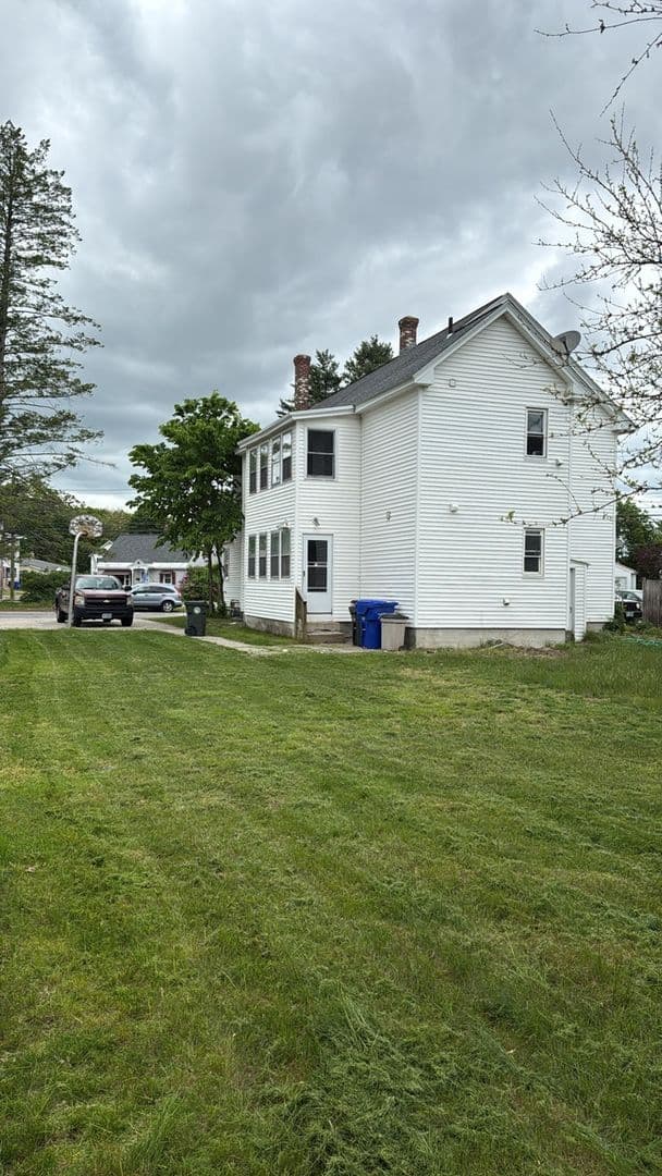 Manchester Townhome: 8 Lamprey St