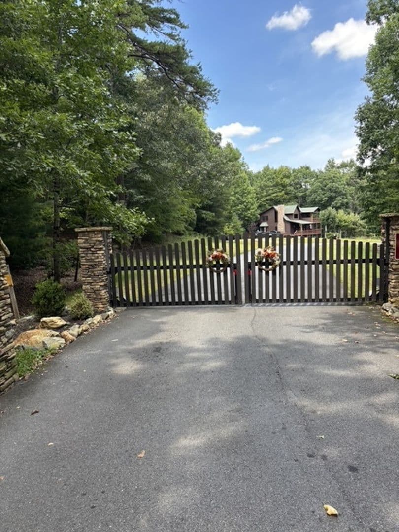Blairsville House: 161 Clay Dr