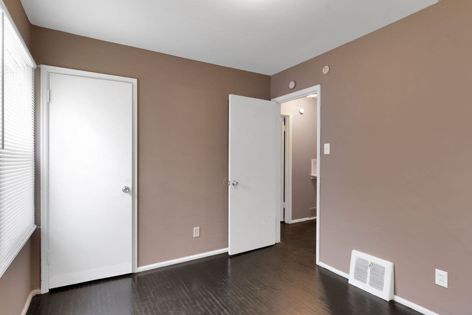 Saint Louis House: 300 Estridge Rd
